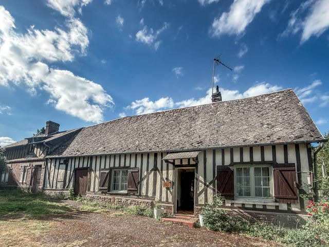 Cottage rénové et dépendances dans un petit village augeron