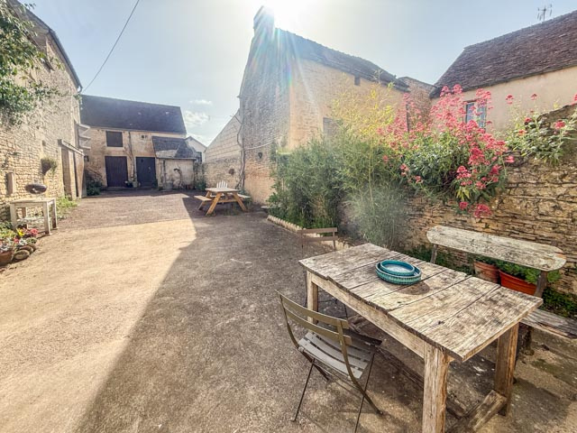 Maison de bourg, ses dépendances, son jardin