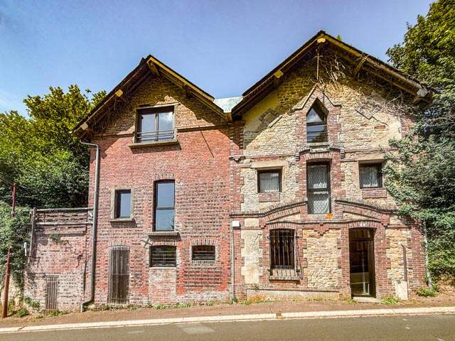 Maison atypique et dépendances troglodytes en Pays d'Auge
